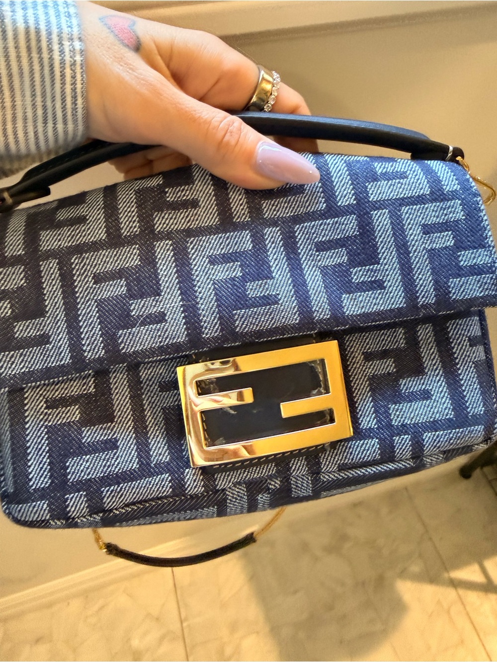 Fendi Baguette Mini
Dark blue denim-effect FF jacquard bag - Picture 12 of 12